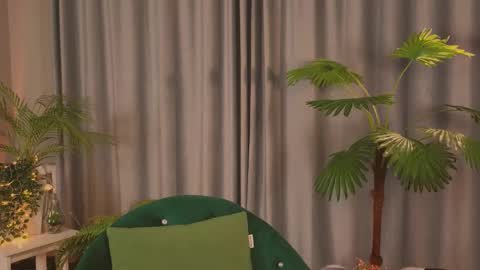 Snapshot of jennyfer_me chatting on February 10, 12:31 pm jennyfer_me online show from February 10, 12:31 pm