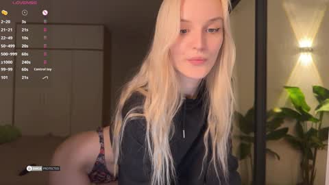 Snapshot of jennytime chatting on December 18, 4:28 pm Jen online show from December 18, 4:28 pm