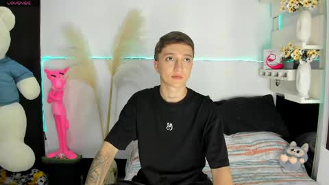 Snapshot of jeremy_salvatore_ chatting on May 22, 11:43 pm jero independent model online show from May 22, 11:43 pm