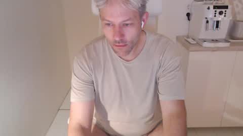 Snapshot of jeroen84nl chatting on November 12, 5:19 am jeroen84nl online show from November 12, 5:19 am