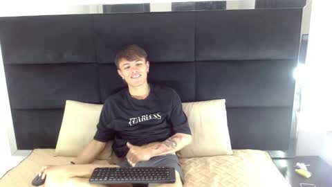 Snapshot of jerom_xx chatting on October 9, 8:07 pm Jerom xx online show from October 9, 8:07 pm