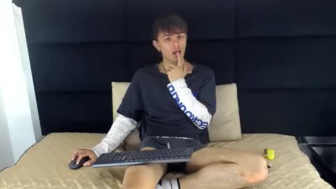 Snapshot of jerom_xx chatting on October 18, 8:20 pm Jerom xx online show from October 18, 8:20 pm