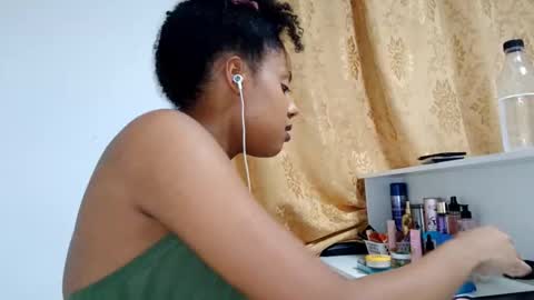 Snapshot of jerricavalladores chatting on March 1, 10:01 pm Bella online show from March 1, 10:01 pm