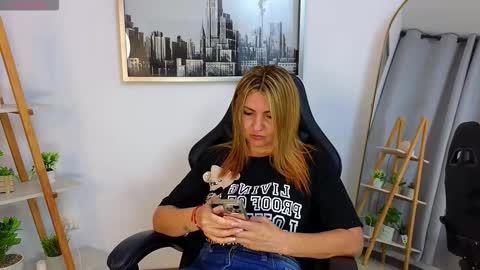 Snapshot of jessey_adams chatting on October 18, 12:02 am bella adams online show from October 18, 12:02 am