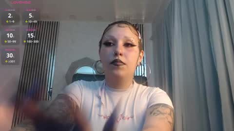 Snapshot of jessie_williams_01 chatting on June 1, 7:37 pm Your Sweet Angel online show from June 1, 7:37 pm