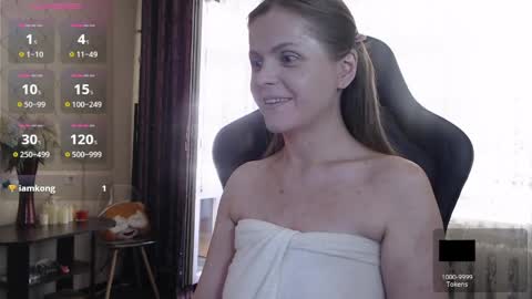 Snapshot of jessiemays chatting on June 6, 1:49 pm Jess online show from June 6, 1:49 pm