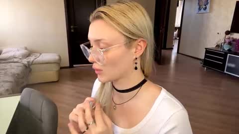 I am Gina ntmu Lets hit 10 Thumbs Up together online show from March 19, 10:41 am