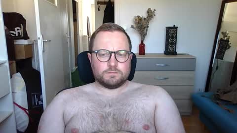 jeuneloup92 online show from October 12, 9:30 am