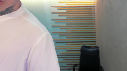 Snapshot of jharol_cardona chatting on December 16, 2:36 am Jharol online show from December 16, 2:36 am