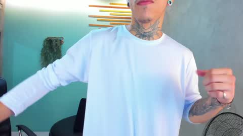 Snapshot of jharol_cardona chatting on December 20, 1:25 am Jharol online show from December 20, 1:25 am