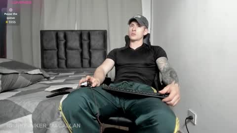 Jhonaiker online show from December 15, 10:25 pm