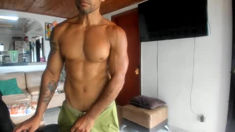 Snapshot of jhonnyxxfitnexx chatting on May 13, 6:05 pm jh online show from May 13, 6:05 pm
