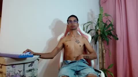 jhonsonvlatino online show from July 11, 2:03 am