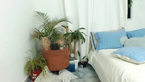 Jhuan Nhez online show from April 11, 12:15 am