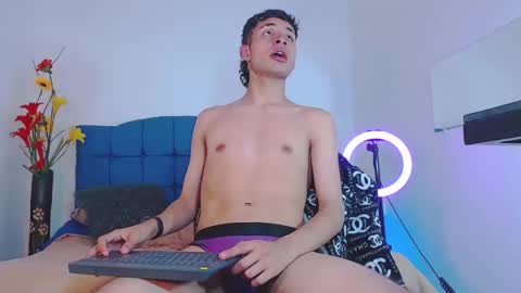 Snapshot of jim_whitte chatting on December 11, 4:49 am Jim Whitte online show from December 11, 4:49 am