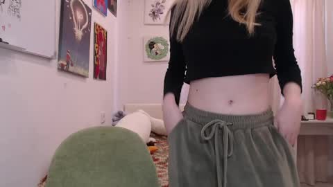 Snapshot of joan_kiss chatting on April 15, 11:39 am joan_kiss online show from April 15, 11:39 am