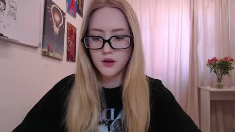 Snapshot of joan_kiss chatting on April 17, 9:01 am joan_kiss online show from April 17, 9:01 am