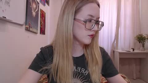 Snapshot of joan_kiss chatting on May 4, 11:06 am joan_kiss online show from May 4, 11:06 am