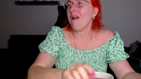Snapshot of joannaandneighbour chatting on July 7, 9:02 am Joanna and Greg online show from July 7, 9:02 am
