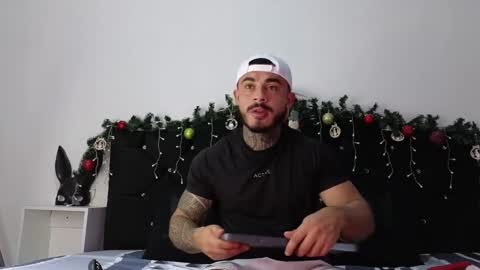 Snapshot of john_and_louis chatting on December 18, 11:02 am John online show from December 18, 11:02 am
