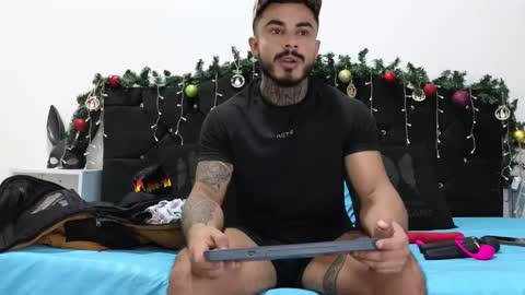 Snapshot of john_and_louis chatting on December 26, 11:10 am John online show from December 26, 11:10 am