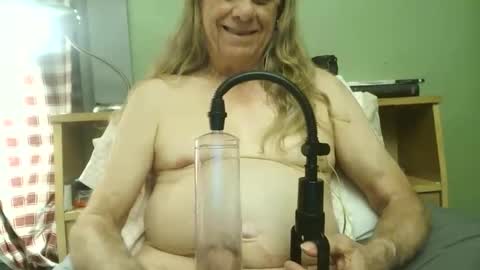 Snapshot of johnnieq1971 chatting on May 24, 2:38 am johnnieq1971 online show from May 24, 2:38 am