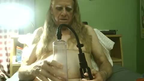 Snapshot of johnnieq1971 chatting on May 25, 1:11 am johnnieq1971 online show from May 25, 1:11 am