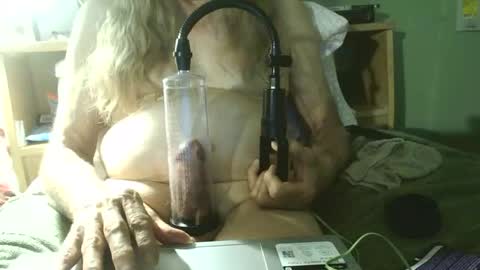 Snapshot of johnnieq1971 chatting on May 28, 2:42 am johnnieq1971 online show from May 28, 2:42 am