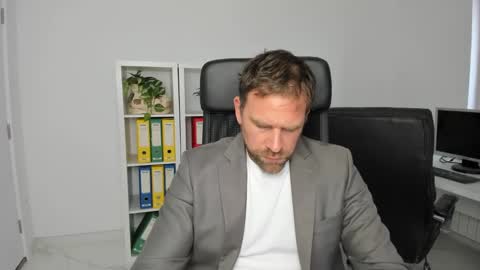 Snapshot of johnnydough82 chatting on December 7, 8:44 am johnnydough82 online show from December 7, 8:44 am