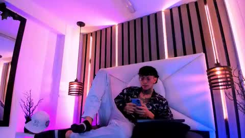 johnsonisaac94  online show from September 17, 1:29 am