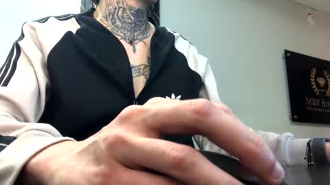 johnsonisaac94  online show from November 30, 7:01 am