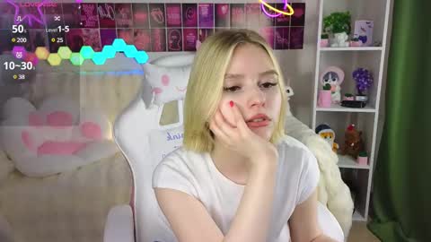 Snapshot of joice_queen chatting on March 12, 5:57 am Paula online show from March 12, 5:57 am
