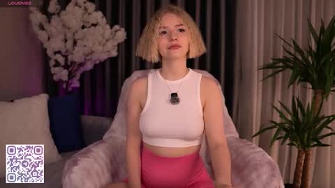 Snapshot of joice_queen chatting on October 9, 2:42 am Paula online show from October 9, 2:42 am
