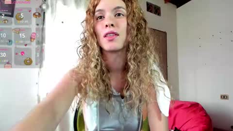 Snapshot of jolie_reyes1 chatting on February 21, 7:43 pm jolie_reyes1 online show from February 21, 7:43 pm