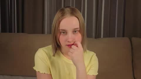 Snapshot of jonnienita chatting on February 27, 11:32 am Alice online show from February 27, 11:32 am