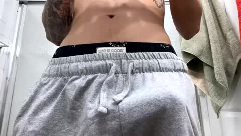 Snapshot of jonyflak chatting on December 9, 12:01 am Joohn online show from December 9, 12:01 am