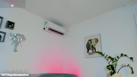 Snapshot of jordansmiith_ chatting on January 17, 9:40 pm Jordan Smith online show from January 17, 9:40 pm