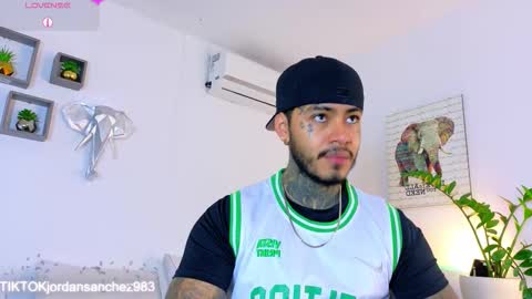 Snapshot of jordansmiith_ chatting on February 28, 9:27 pm Jordan Smith online show from February 28, 9:27 pm