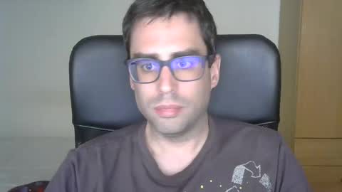 Snapshot of josevd chatting on April 18, 4:00 pm Jose online show from April 18, 4:00 pm