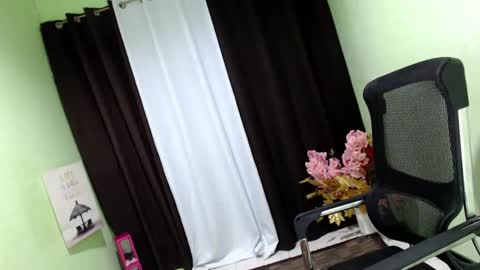 Snapshot of joyfulcock69_joyce chatting on December 23, 1:13 pm Angel online show from December 23, 1:13 pm