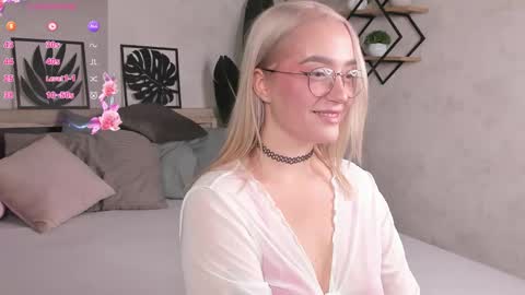 Snapshot of joyfuljasmine chatting on September 27, 8:41 am Vickie online show from September 27, 8:41 am