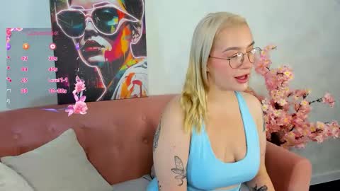 Snapshot of joyfuljasmine chatting on September 30, 12:26 am Vickie online show from September 30, 12:26 am