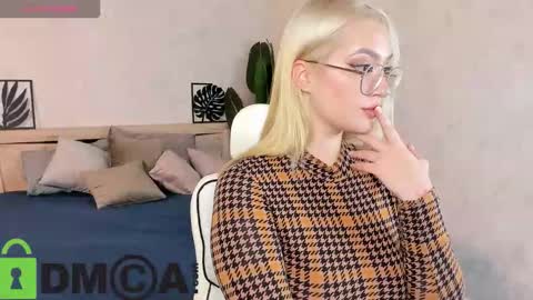 Snapshot of joyfuljasmine chatting on October 15, 9:53 am Vickie online show from October 15, 9:53 am