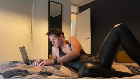 Snapshot of jrnb87 chatting on December 28, 10:47 am JoyBoy online show from December 28, 10:47 am