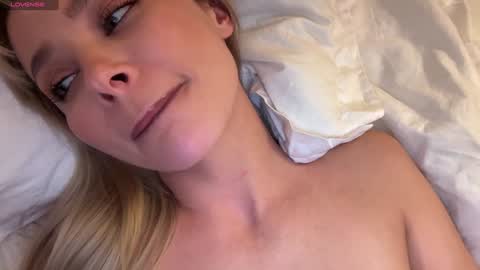 Jennie and Sophia online show from December 4, 5:44 pm