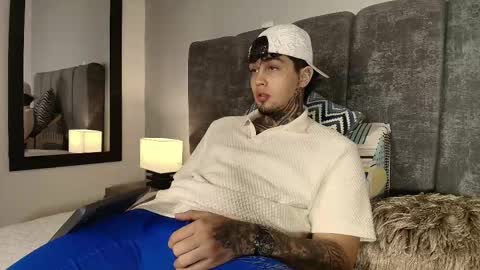 juan_alvarez18 online show from January 7, 2:47 am