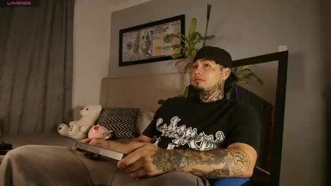 juan_alvarez18 online show from April 18, 4:16 am