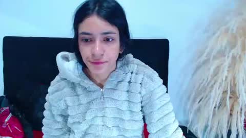 Snapshot of juan_and_luciana chatting on July 1, 11:45 am online show from July 1, 11:45 am