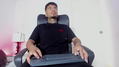 juancamilo66_ online show from March 18, 6:55 pm