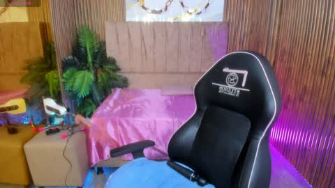 JUANITA online show from April 7, 11:43 am